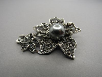 Broche fleur en son centre une perle fantaisie et strass sur…