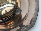 un plateau en argent posé sur une table, sur lequel se trouve un bol