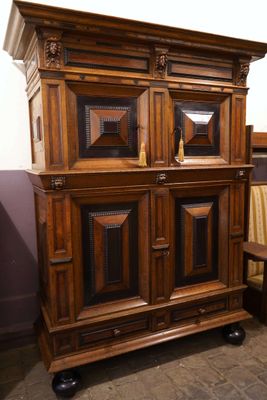 une armoire en bois surmontée d'un miroir