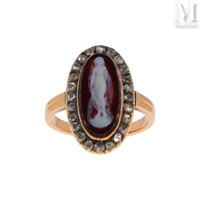 une image représentant une bague pour femme ornée d'une agate rouge entourée de diamants noirs