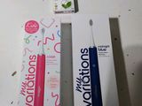 une brosse à dents et un tube de dentifrice posés sur une table