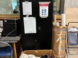 une boîte remplie de chaussures et d'autres objets dans une pièce