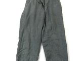 une image représentant un pantalon gris muni de bretelles