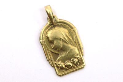 une image représentant un pendentif en or avec un bébé dans un cadre