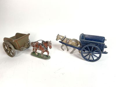 trois chevaux miniatures tirant une charrette et une calèche