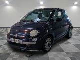 la photo d'une petite voiture noire sur un sol en damier