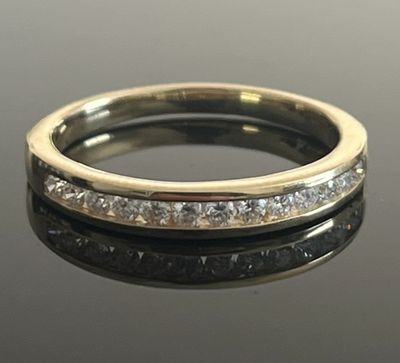 gros plan d'une bague en diamant sur une surface noire