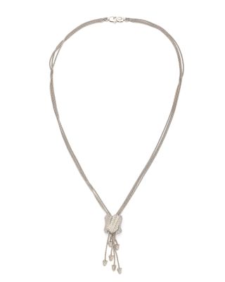 gros plan d'un collier sur fond blanc