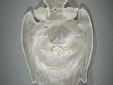une image représentant un ange en verre sculpté accroché au mur