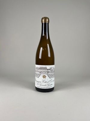 une bouteille de vin blanc posée sur une table
