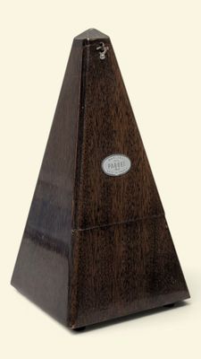 une image représentant une pyramide en bois sur laquelle est fixée une plaque métallique