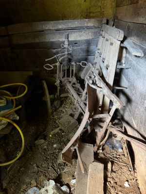 un tas de bois dans un coin de la pièce