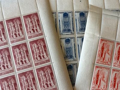 Plusieurs types différents de timbres sont posés sur une table