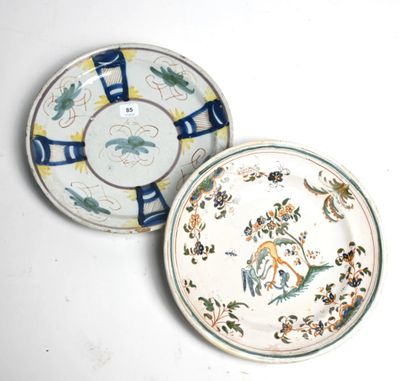 deux assiettes ornées de motifs sur un fond blanc