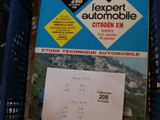 un panier bleu contenant un ticket de caisse, posé sur une étagère