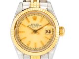 une montre Rolex pour femme avec des chiffres romains jaunes