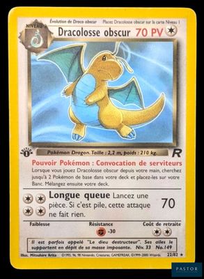 un gros plan d'une carte Pokémon représentant un dragon