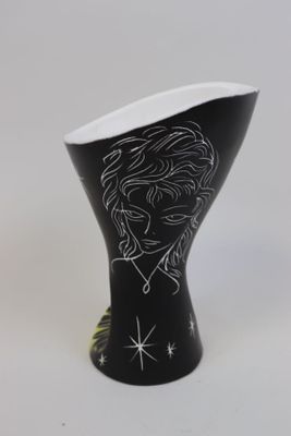 un vase en noir et blanc sur lequel est représentée une femme