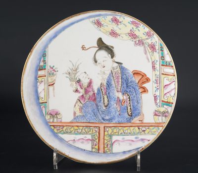 une image représentant une assiette sur laquelle figurent une femme et un oiseau