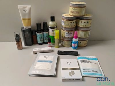 de nombreux types de produits de soins de la peau sur la table