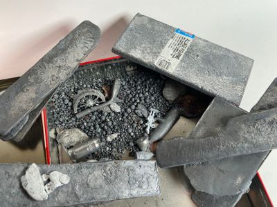 une boîte pleine d'outils posée sur une table