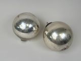 une paire de boules argentées sur un fond blanc