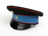 un chapeau bleu orné d'une bande rouge