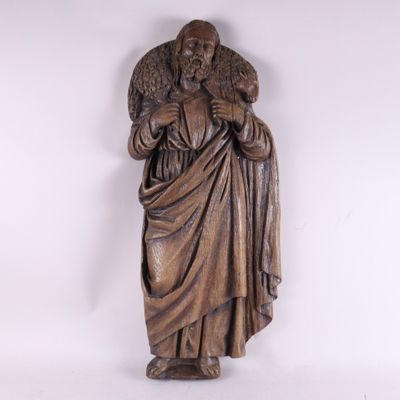 une image représentant la statue d'un homme tenant un chien dans ses bras