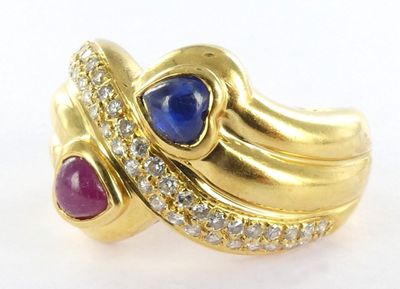 une image représentant une bague en or sertie de pierres bleues et rouges