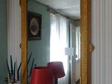 un miroir posé sur une table, avec une lampe dessus