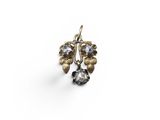 gros plan d'une paire de boucles d'oreilles sur une surface blanche