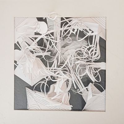 un tableau en noir et blanc accroché au mur d'une pièce