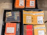 plusieurs cartons de livres posés par terre les uns à côté des autres