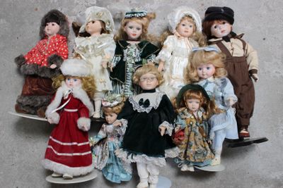 a lot of dolls that are sitting together on a table