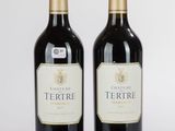 deux bouteilles de vin assises l'une à côté de l'autre