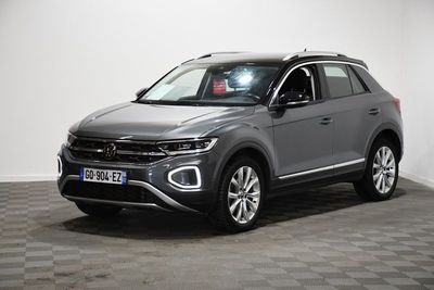 Un SUV Volkswagen gris est garé sur un sol à damier