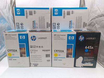 Quatre boîtes de cartouches de toner jaune HP 647a sont empilées les unes sur les autres