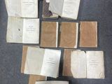 une image représentant une pile de vieux livres posée sur une table