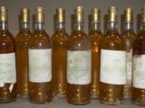 six bouteilles de vin sont alignées sur une table