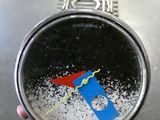 une montre-bracelet sur laquelle figure l'image d'un Superman volant dans le ciel