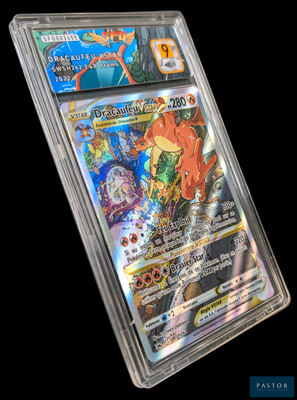 La carte Pokémon se trouve dans un étui en plastique transparent