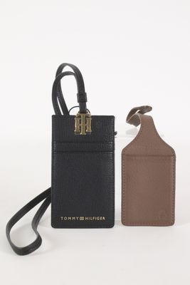 deux étiquettes de bagage en cuir et une étiquette de bagage en cuir sur fond blanc