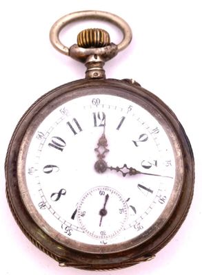 gros plan d'une montre de poche sur une surface blanche