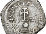 une vieille pièce d'argent ornée d'une croix