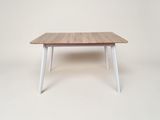 une table en bois avec des pieds blancs et un plateau en bois
