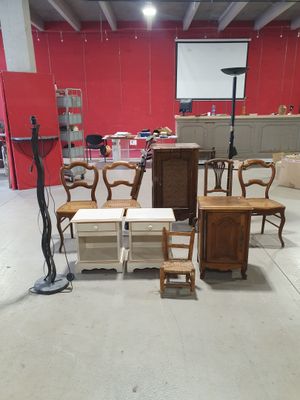 de nombreuses chaises et tables dans une salle équipée d'un écran de projection