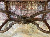 une image représentant une table en bois ornée d'un motif floral