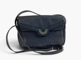 sac à bandoulière en cuir noir sur fond blanc, avec sa bandoulière