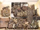 une boîte remplie d'objets métalliques divers
