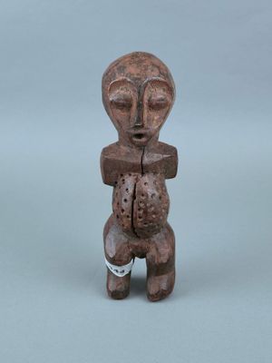 un gros plan sur une figurine représentant une personne tenant un bébé dans ses bras